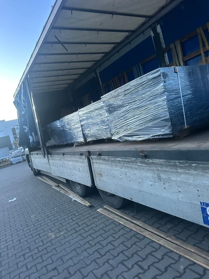 Naczepa burto-firanka z odsłoniętą plandeką — transport materiałów - KanTrans