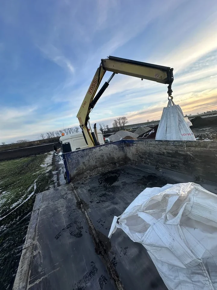 Dostawa kruszyw — załadunek worków big bag przy użyciu HDS